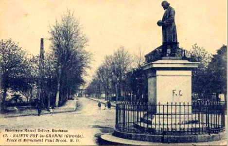 Sainte-Foy-la-Grande - Place Paul-Broca 8