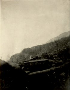 Schützengraben 2-37 nördlich Dolje bei dem am 2. Jänner 1916 eroberten Grabenstück. Aufgenommen am 5. Jänner 1916 im feindlichen Feuer. (BildID 15465761)