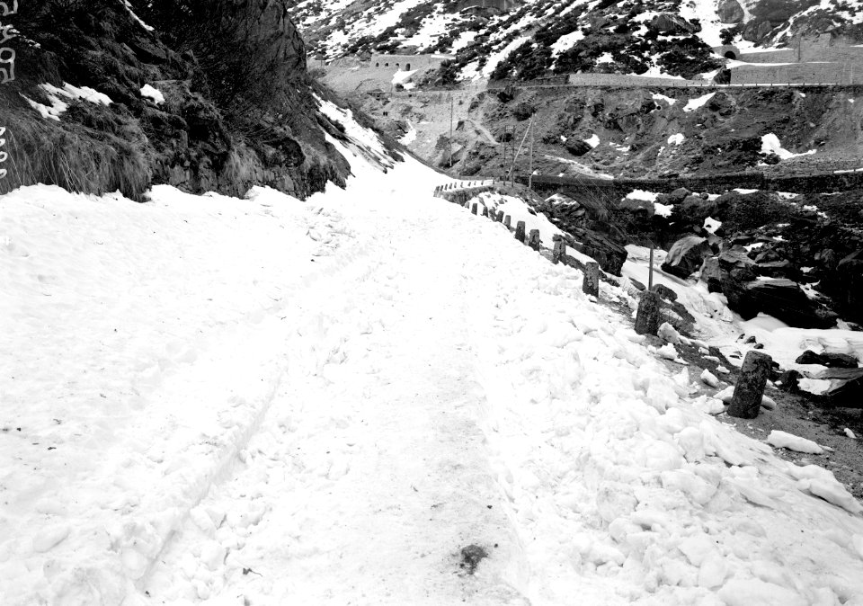 Schöllenenschlucht mit den Lawinenverbauungen - CH-BAR - 3241095