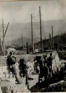 Schützengraben am Monte Zebio. Im Hintergrund die Ortschaft Asiago K 24.222 (BildID 15626503)