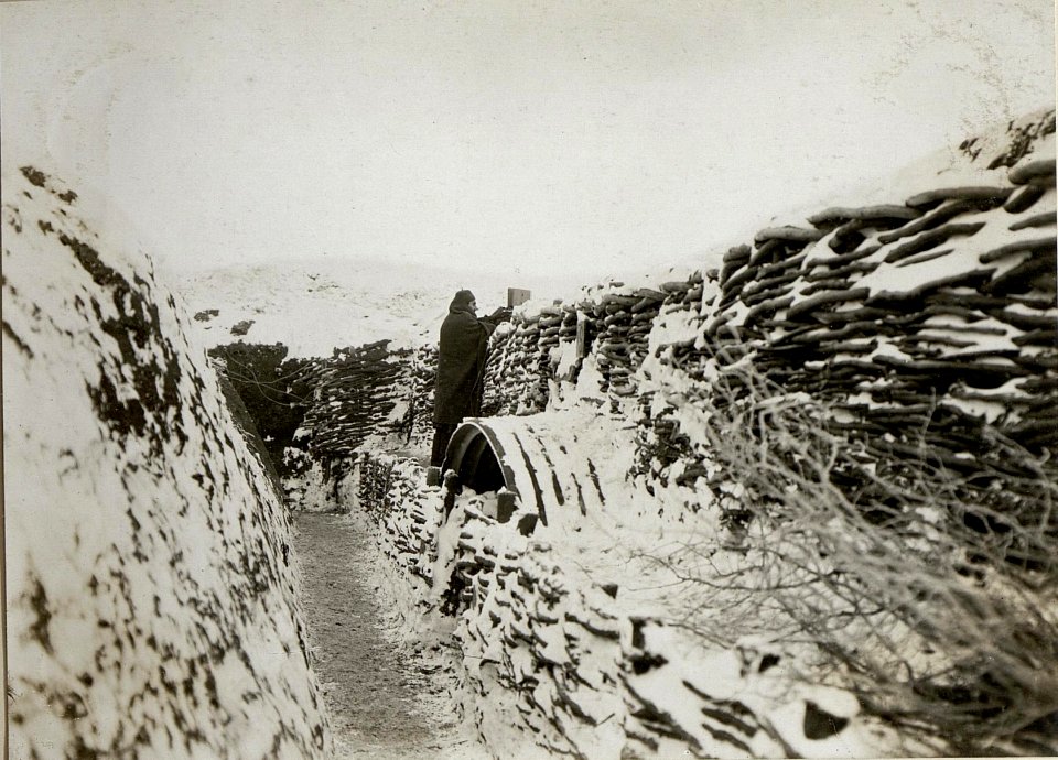 Schützengraben mit Fuchslocheingang bei der 15.Kompanie des bosnisch-herzegowinischen Infanterieregimentes1, 9.1.1917 (BildID 15542975)