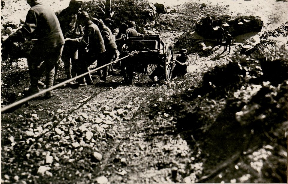 Schwieriger Munitionstransport (Weissenbachgraben im Seebachtal.) (BildID 15506646)