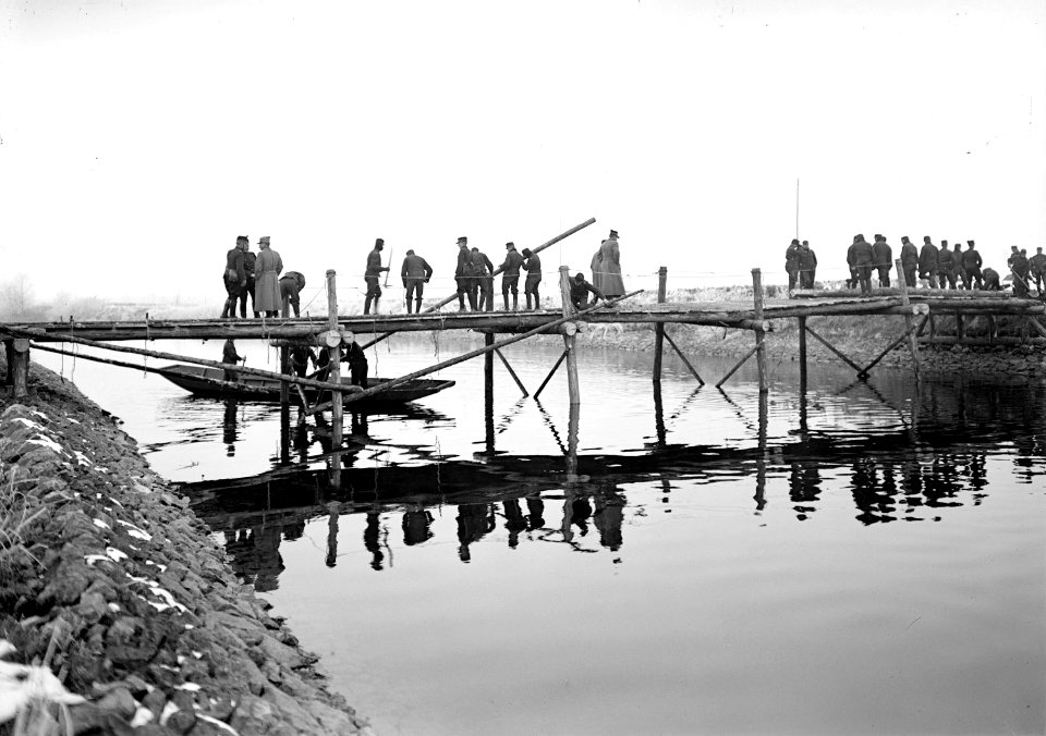 Sappeure beim Bau einer Kolonnenbrücke - CH-BAR - 3238050