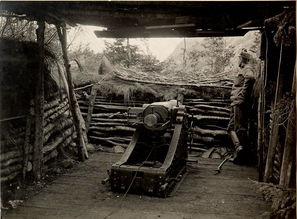 Schwere 15 cm Batteriehaubitze M99 in Mörserschleife M80 bei GRINTOVEC. (Kote 2277) Aufgenommen am 7. Juli 1916. (BildID 15479522)