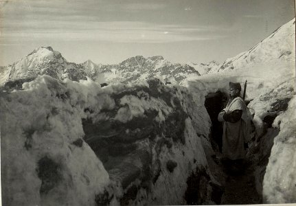 Schützengraben mit Wachposten auf der Köderhöhe 2228, im Hintergrunde Kollinkofl, Kollerspitze,Rauchkofl und Mooskoflkette. Standpunkt, Nach Westen. (BildID 15469586)