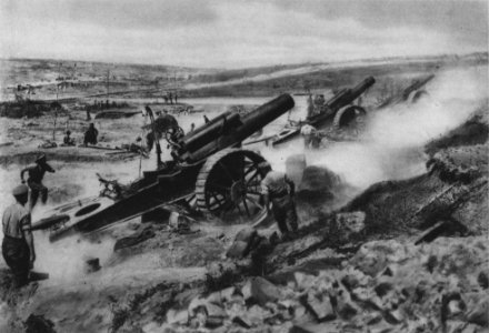 Schwere englische Batterie in gesteigerter Feuertätigkeit bei Fricourt-Mametz Valley