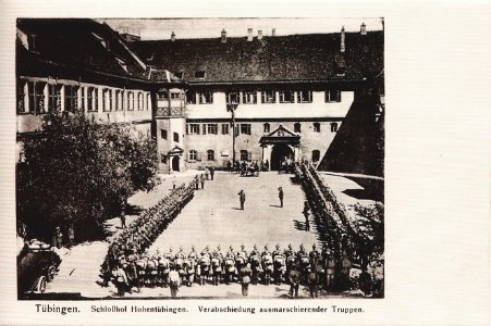 Schloßhof Hohentübingen. Verabschiedung ausmarschierender Truppen (AK F Schimpf 1915 TPk123)