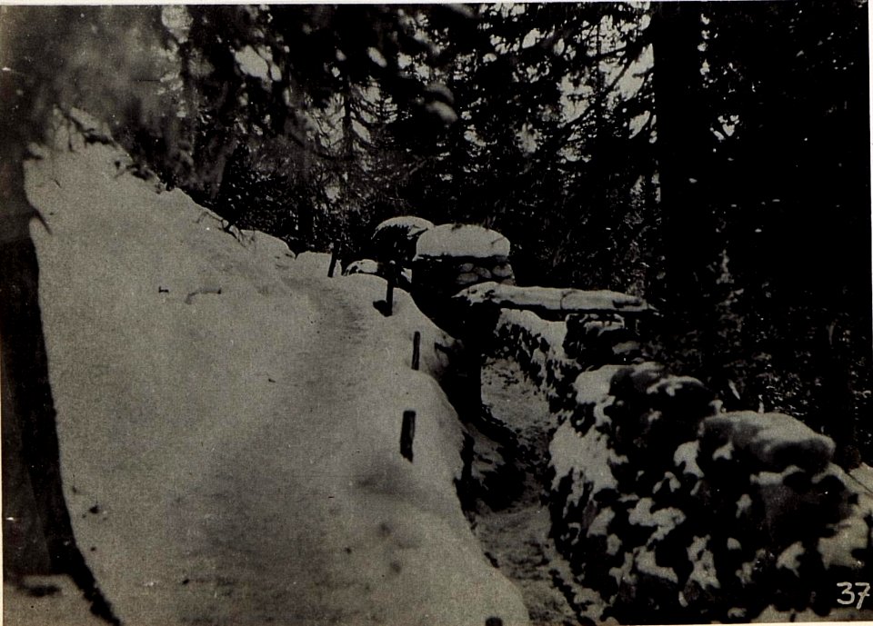 Schützengraben aus der Infanterie - Stellung am Kreuzberg Sattel, 5.2.1916. (BildID 15583045)
