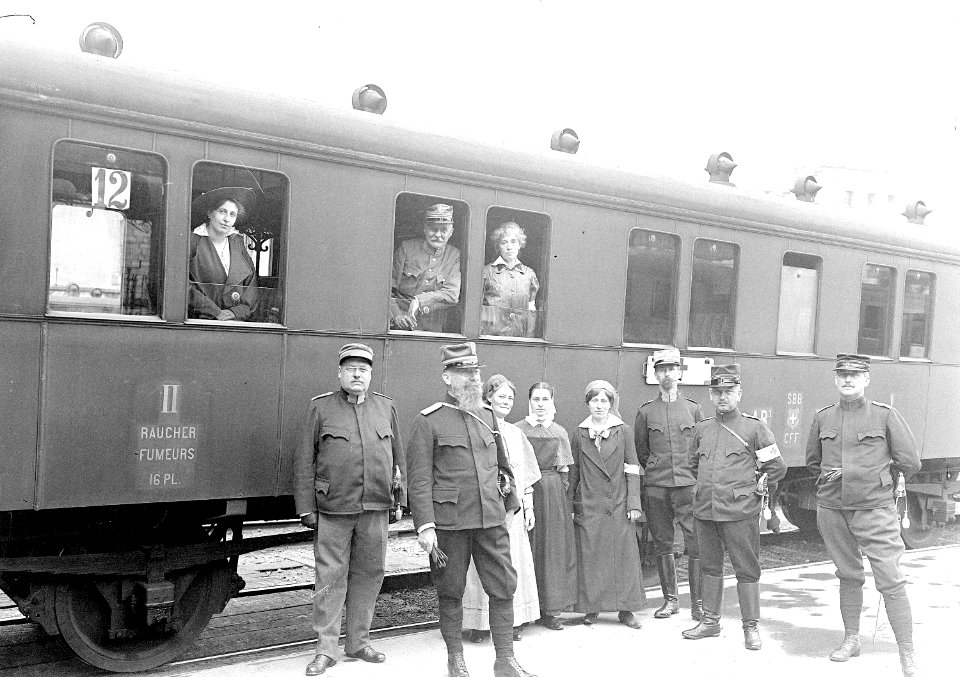Schweizerischer Sanitätszug mit Rotkreuzchefarzt Oberst Bohny - CH-BAR - 3238826