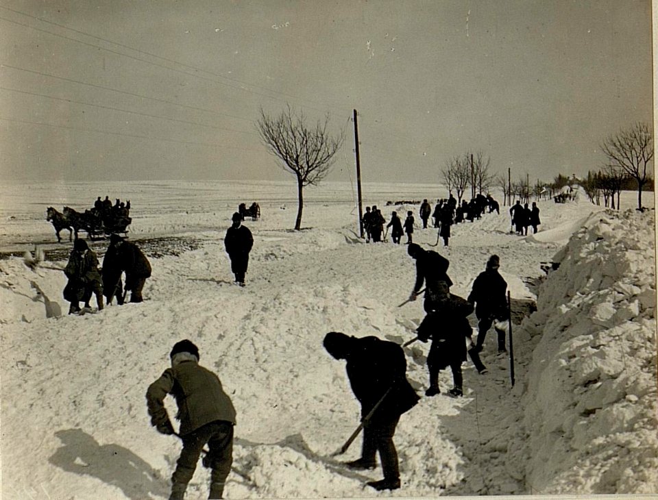 Schneeverwehung in Podhajce im Februar 1916. (BildID 15523191)