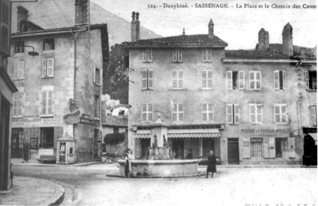 Sassenage, la place et le chemin des cuves, 1908, p237 de L'Isère les 533 communes - photo
