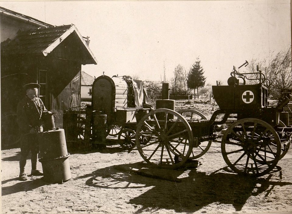 Schadhafter Dampfdesinfektor und Trinkwasserbereiter in Reparatur. (BildID 15800534)