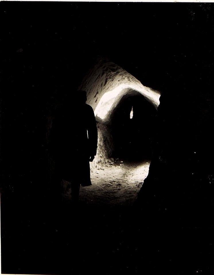 Schneetunnel auf den Findenig beim Baonskmdo.2-28 (BildID 15496598)