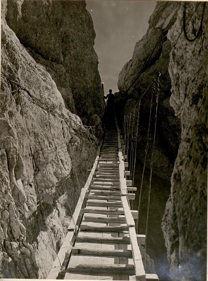 Schwebebrücke (Seilleiter) welche zur Korscharte führt. (19-7.1917.) (BildID 15801889)