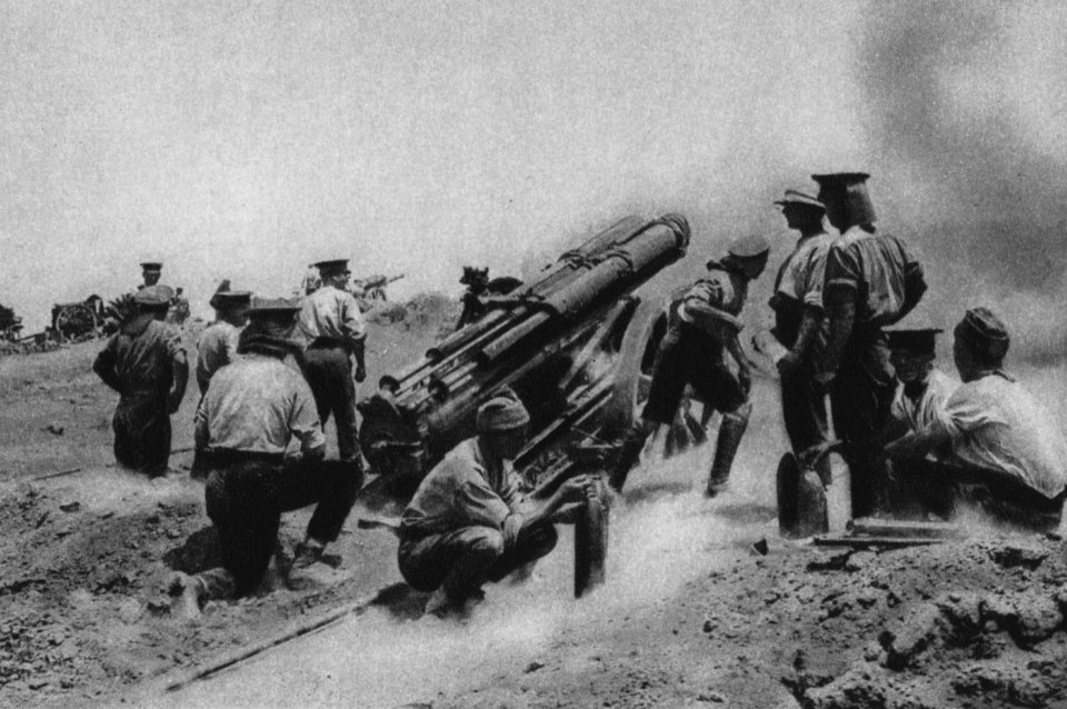 Schwere englische Artillerie im Kampf gegen die türkischen Befestigung an den Dardanellen
