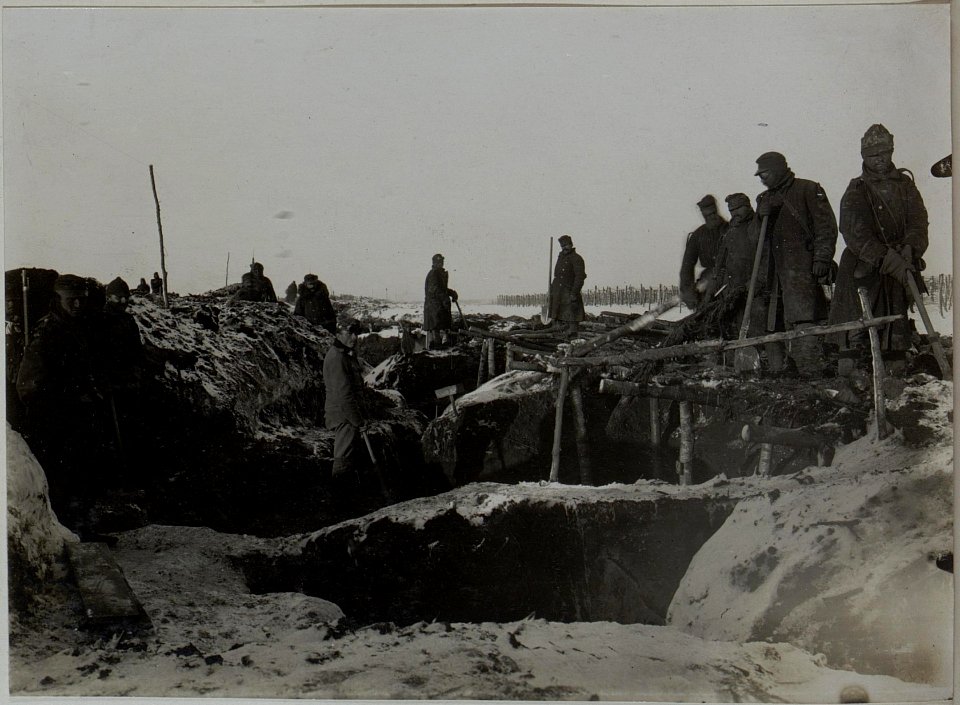 Schützengrabenbau. Inf.Rgt.Nro.33. Lopuszno, 18.I.1916. (BildID 15454160)