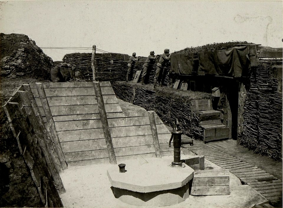 Schützengraben mit betoniertem Brunnen beim IV. Bataillon des Infanterieregimentes 35, Abschnitt Pokropivna, aufgenommen am 2.Juni 1916 (BildID 15541925)