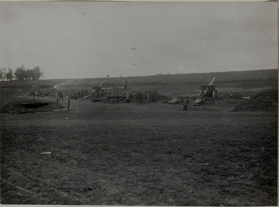 Schwere Artillerie 10.4 cm Geschütz beim Abfeuern. (BildID 15450772)