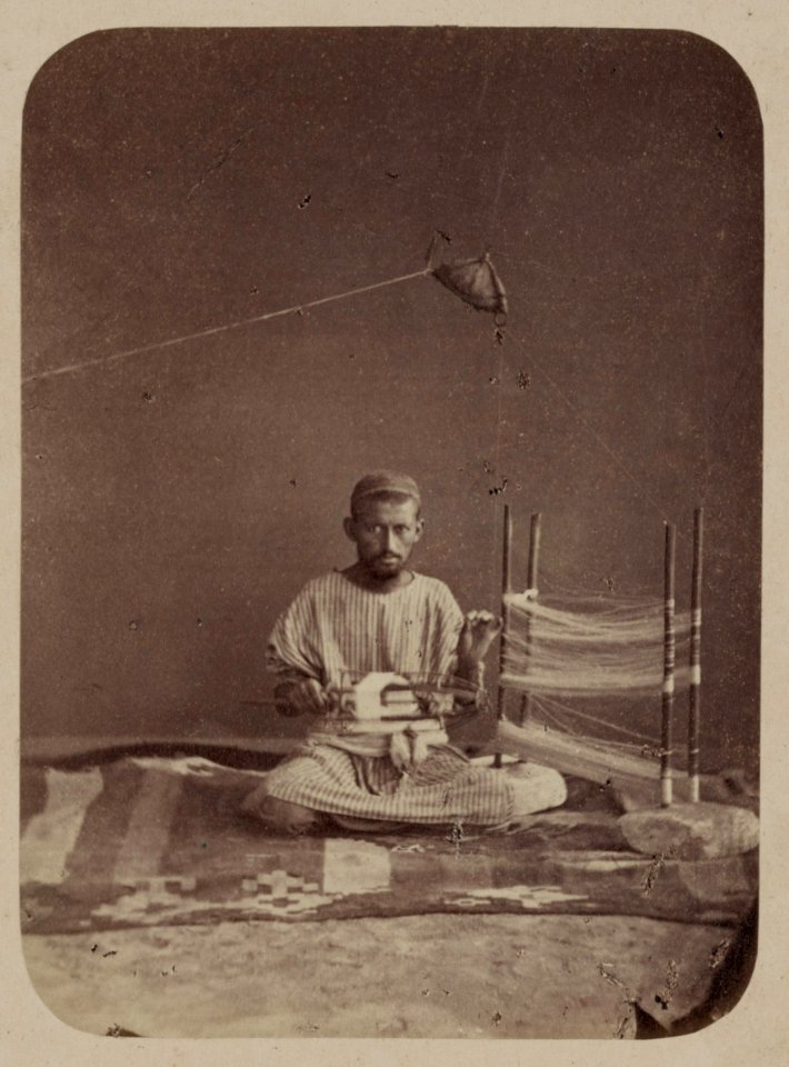 Shelkovoe proizvodstvo. Razmotka shelka dlia utoka (charkha) LCCN2007678895