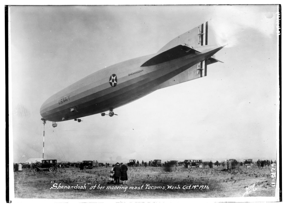SHENANDOAH at her mooring mast Tacoma, Wash. Oct. 19th, 1924, blimp LCCN2014717789