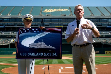 SECNAV announces LCS-24 will be named USS Oakland. (20821189786)