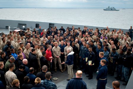 SECNAV holds an all-hands call aboard USS San Antonio. (18894175145)