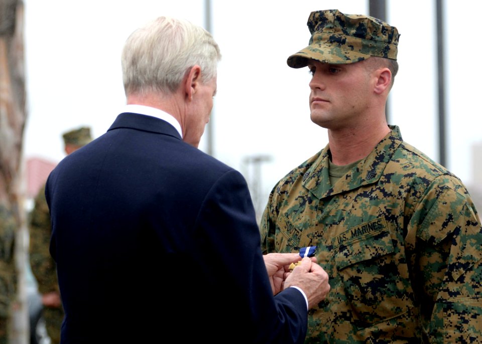 SECNAV presents a Navy Cross medal. (8247725804)
