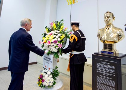 SECNAV lay a wreath at the Korean Naval Academy. (8497235065)