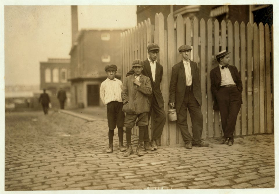 Second boy on left hand in picture is Antone Simmons. See 2314. LOC nclc.02245