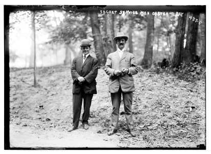 Secret Service men (at Roosevelt Home), Oyster Bay LCCN2014682301