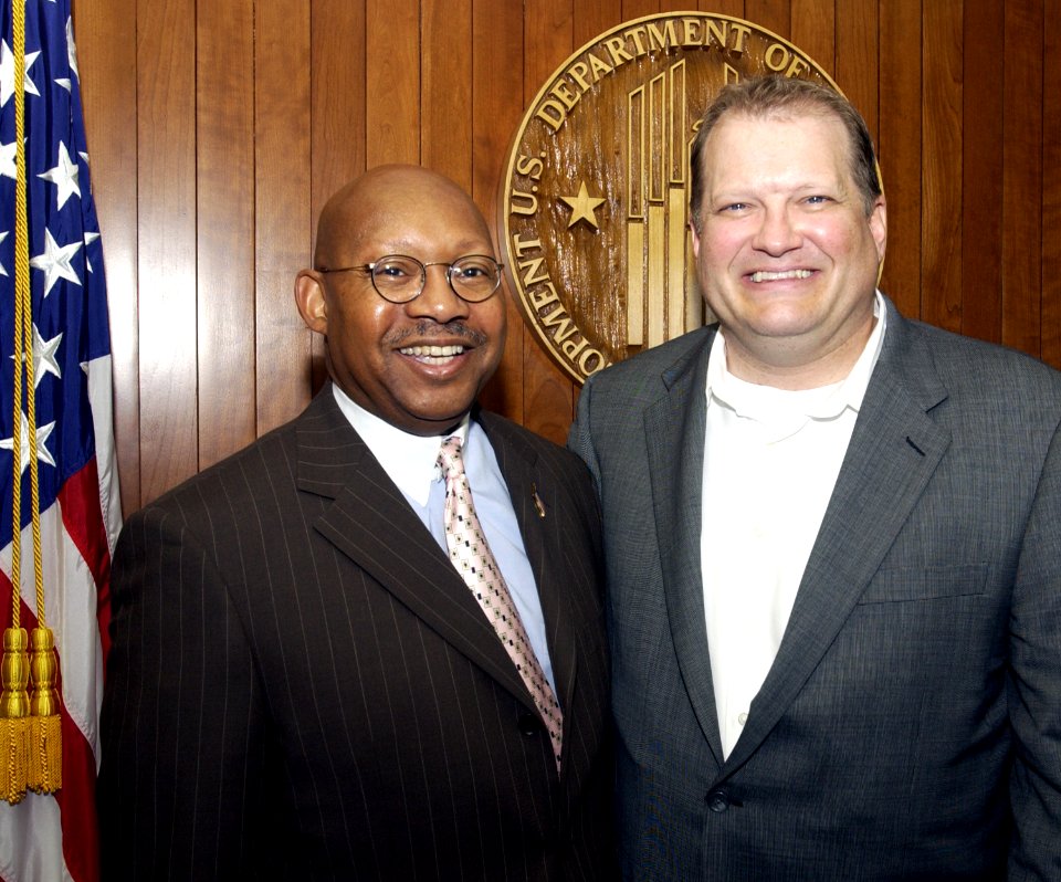 Secretary Alphonso Jackson with Drew Carey 207-DP-8842-DC3566