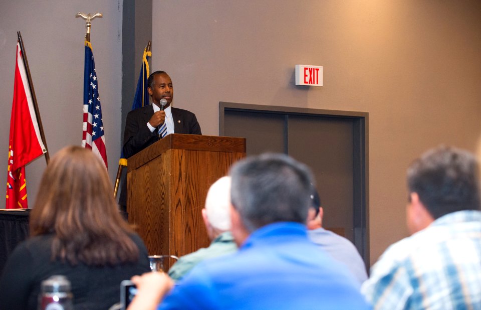 Secretary Carson meet and tour with United Native American Housing Association (36748909825)