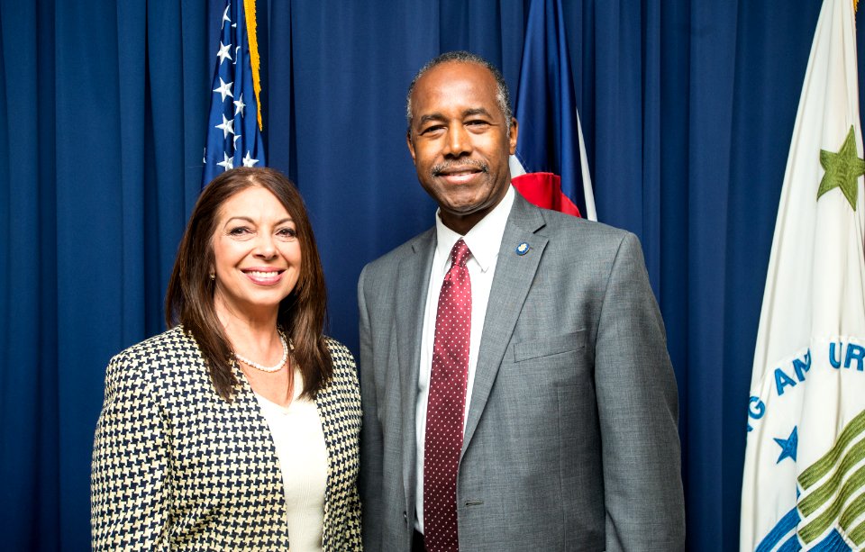 Secretary Carson visits Denver HUD Field Office (38019326586)