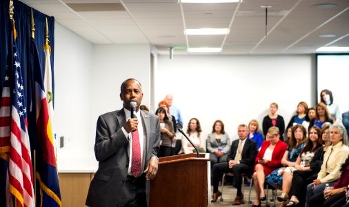 Secretary Carson visits Denver HUD Field Office (38072584321)