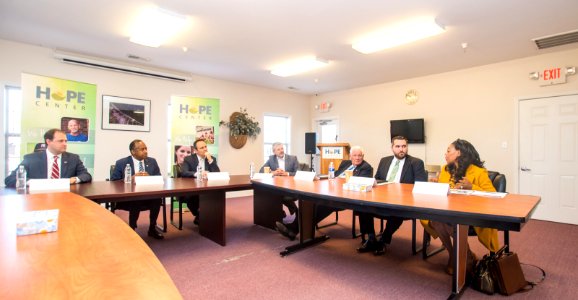 Secretary Carson visits Lexington and Louisville, Kentucky (25100967017)