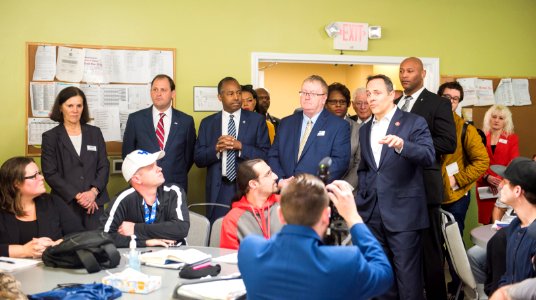 Secretary Carson visits Lexington and Louisville, Kentucky (25100966817)
