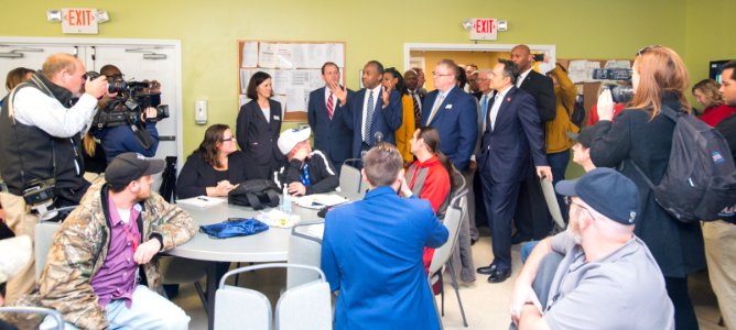Secretary Carson visits Lexington and Louisville, Kentucky (25100966927)
