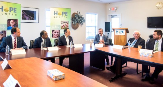 Secretary Carson visits Lexington and Louisville, Kentucky (25100972047)