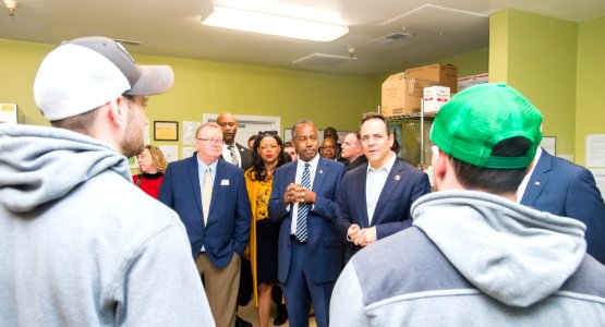 Secretary Carson visits Lexington and Louisville, Kentucky (25100970497)
