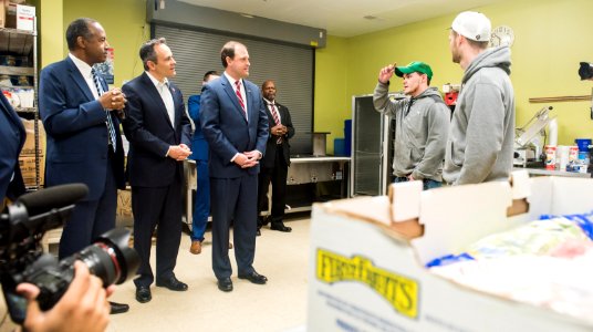 Secretary Carson visits Lexington and Louisville, Kentucky (25100970107)