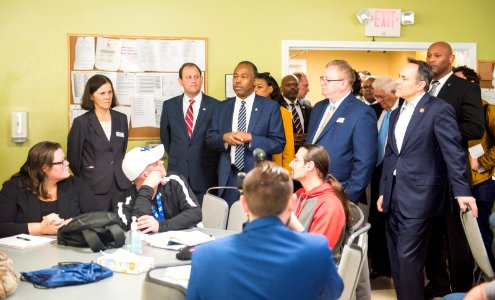 Secretary Carson visits Lexington and Louisville, Kentucky (25100971047)