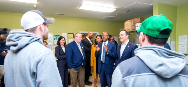 Secretary Carson visits Lexington and Louisville, Kentucky (25100970247)