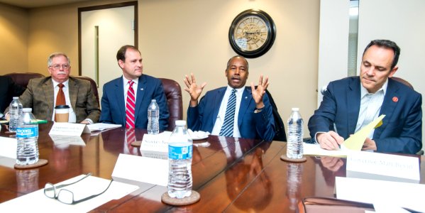 Secretary Carson visits Lexington and Louisville, Kentucky (25100973017)