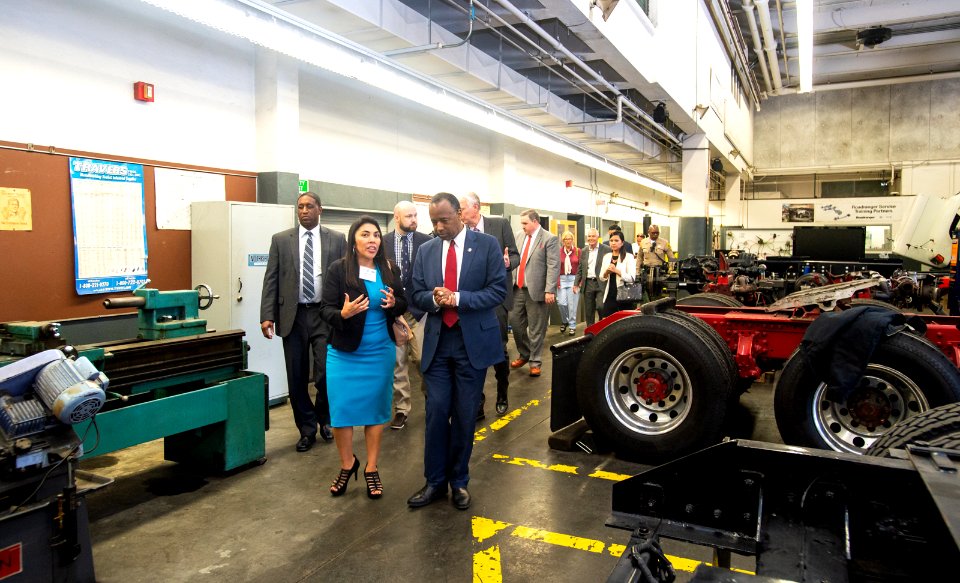 Secretary Carson Visits Los Angeles (26874567657)