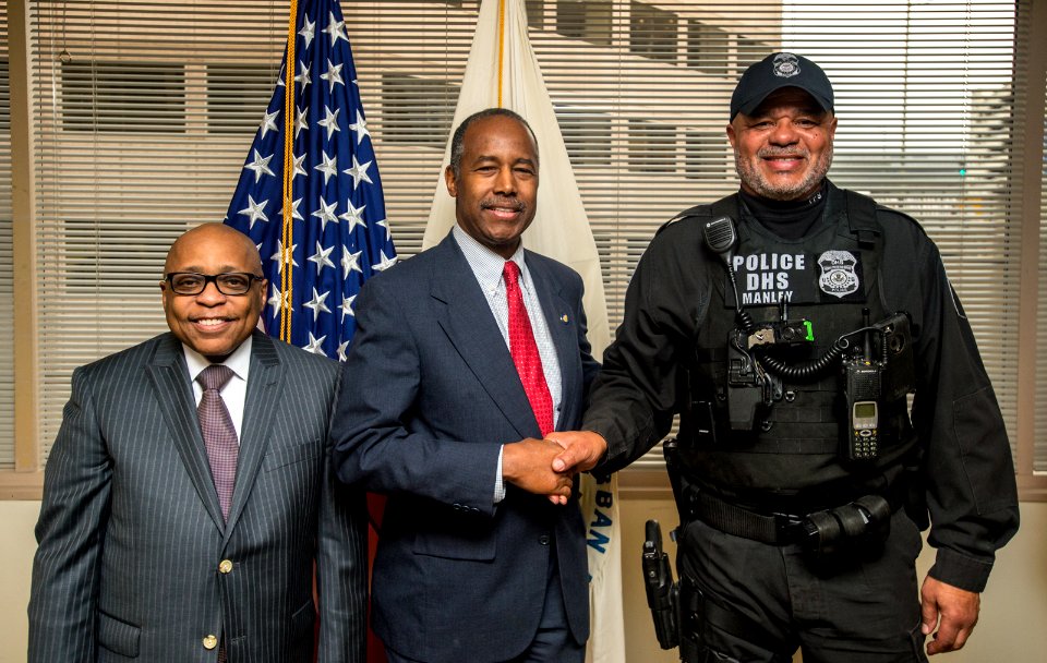 Secretary Cason visits HUD DC Field Office (26805539888)
