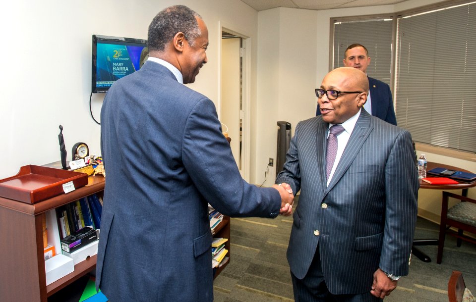 Secretary Cason visits HUD DC Field Office (40676850461)