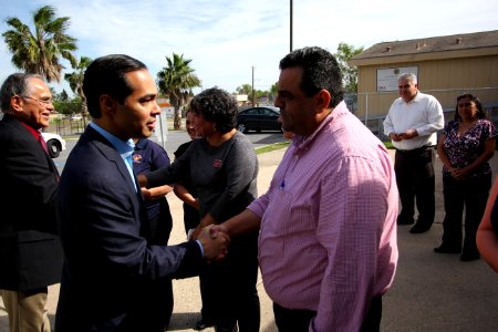 Secretary Castro visits Brownsville Texas (15868951001)