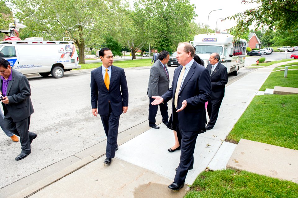 Secretary Castro Visits Kansas City Area (18017145930)