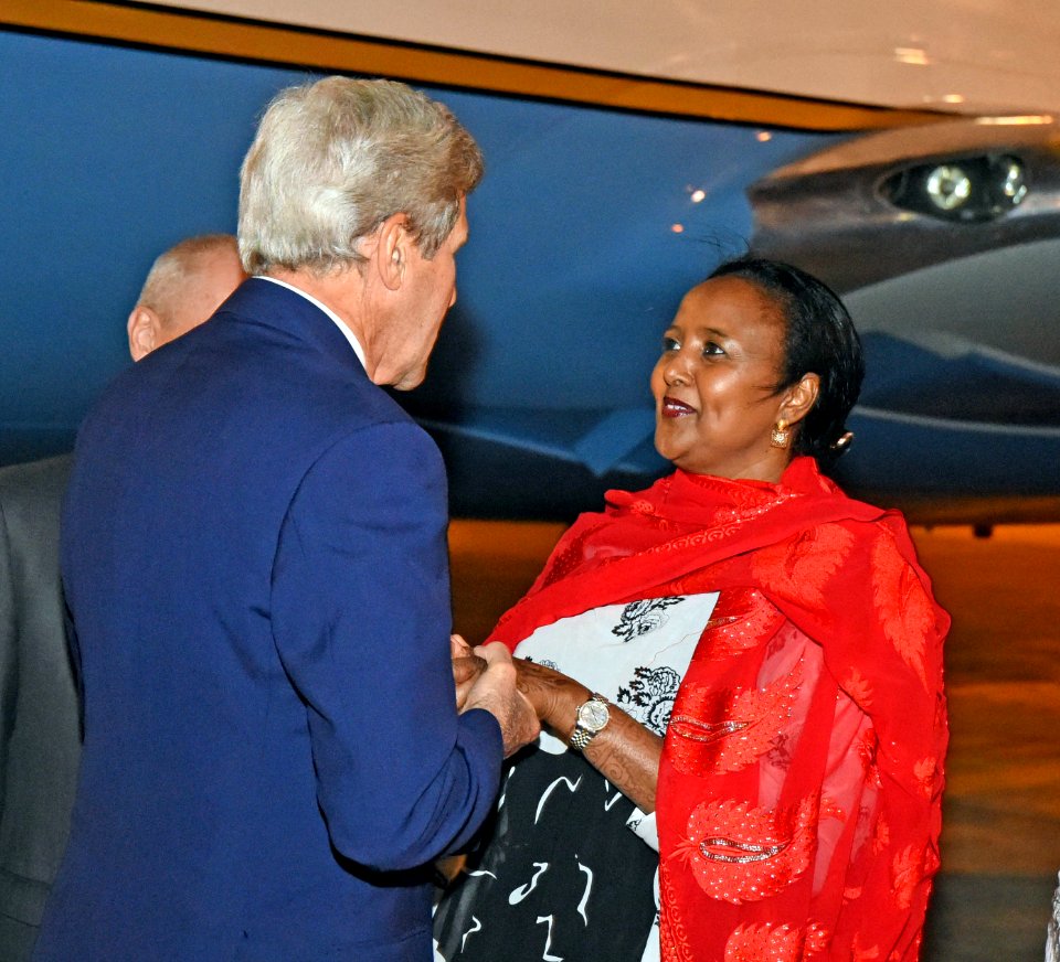 Secretary John Kerry greeting Kenya's Cabinet Secretary for Foreign Affairs Amb Amina Mohammed at JKIA (29176597115)