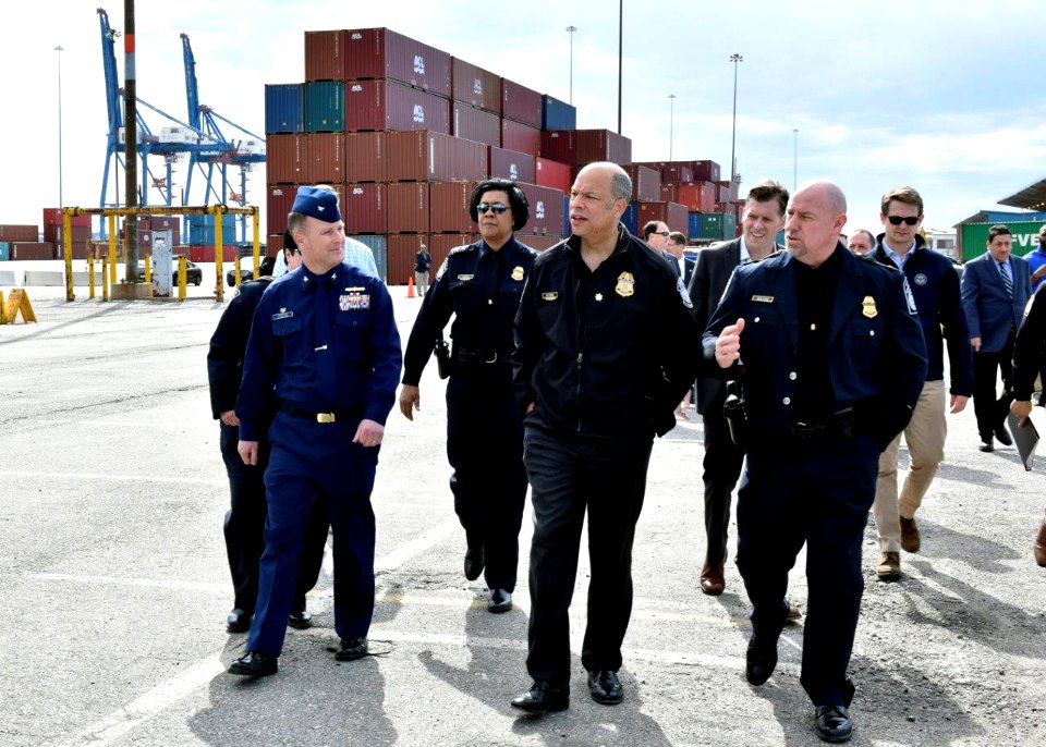Secretary Johnson Visits CBP USCG Employees at Port of Baltimore (25756382230)